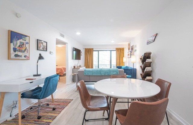 Top Floor Condo in Germantown Memphis - Pool & Convenient to Hospitals & MORE!