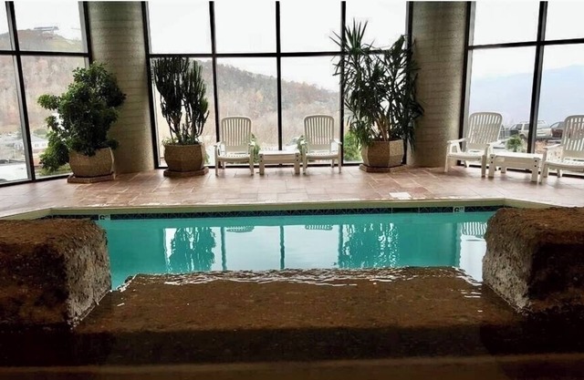 Top Floor Condo - Pool, Gym, Hot TubnAccess - Shuttle to Sugar Mountain Resort