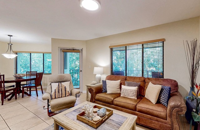 Top-floor Condo with on-site pool, hot tub, grills, gym, & private balcony