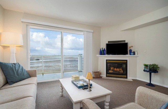 Top floor condo with bay and ocean views in historic Taft, Lincoln City!