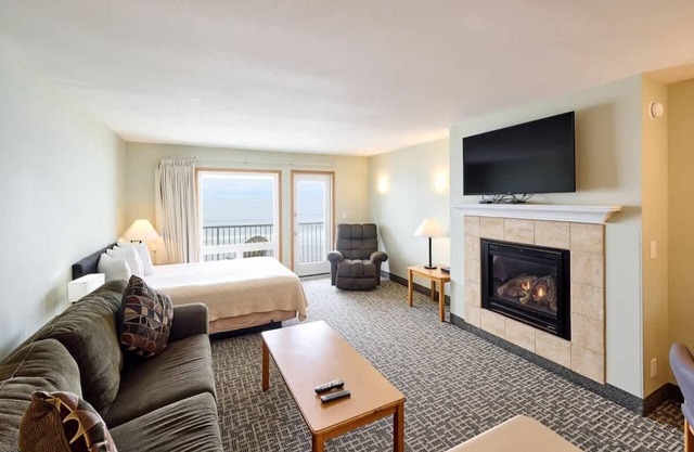 Top-Floor Deluxe Suite With Ocean View - Sleeps Six!