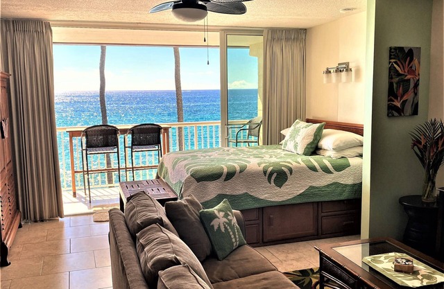 Top Floor Oceanfront Studio #311 W/LANAI and A/C