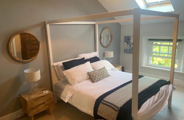 Top Floor. Top Notch. Tranquil Treat. Stone's throw from Thames.