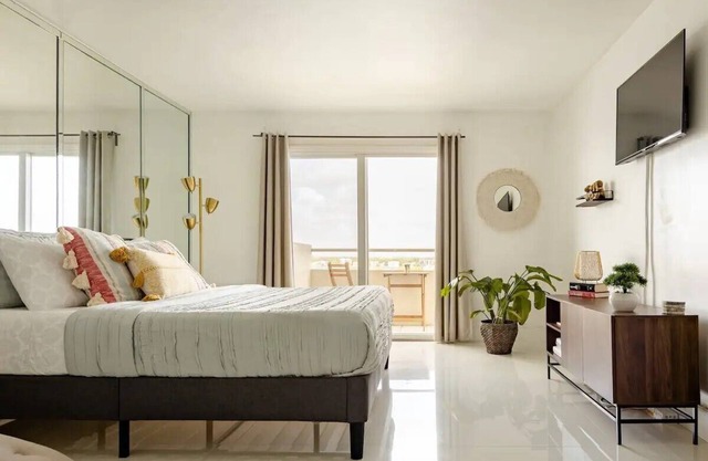 Top Floor Waterfront Unit - Bay View - Free Parking