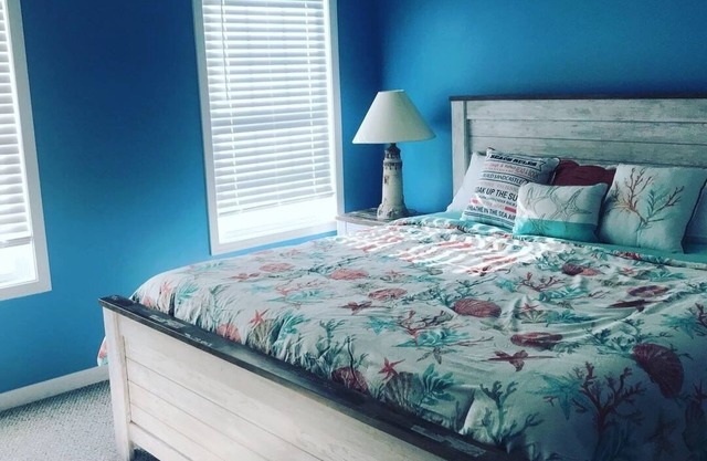 Top Floor Wildwood Condo - 3 Beds 2 Bath- 3.5 Blocks to Beach & Boards