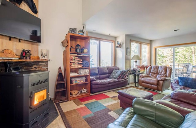 TOP-RATED! SEPTEMBER DATES AVAILABLE! QUIET, PRIVATE, VIEWS, SPA ,FIRE-PIT.
