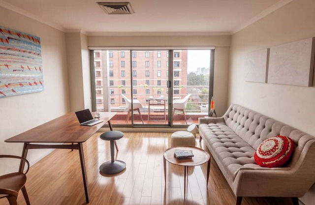 Top Spot on King Street: studio, city view + swimming pool