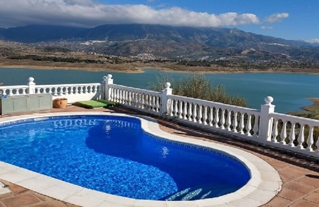 Top villa with private pool, fabulous views and easy accessible