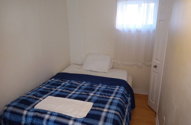 Toronto private bedroom with shared facilities near the subway line