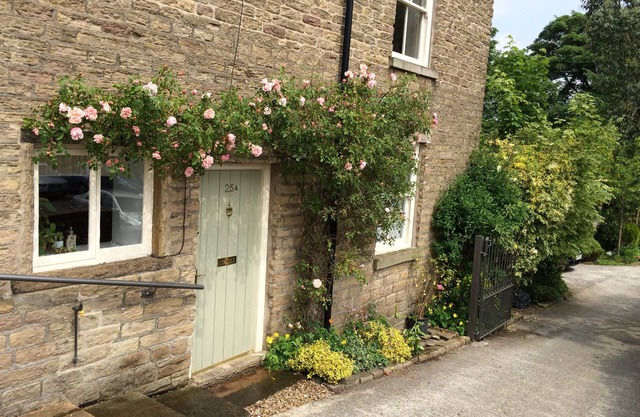 Torr Top Place - Peak District single level property. Great access and amenities