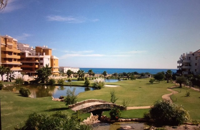 Torrevieja punta Prima.2 bedrooms.2 bathrooms. Large terrace overlooking the golf course.for 4pers.