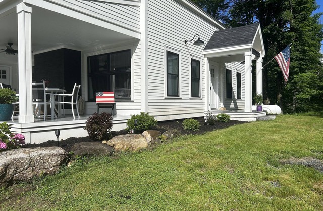 Totally Renovated 1800 FarmhousenMinutes from both the Mountain and Laken