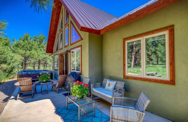 Touch of Green: Pet-Friendly, Hot Tub, Garage, Games, Weber Charcoal Grill and Views of Hatcher Lake
