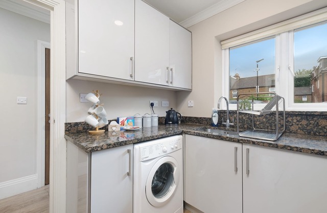 Town Center 4 Bedroom 4 bathroom Hse with Parking Slough
