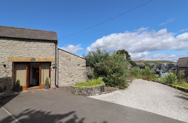 TOWN END BARN, pet friendly, character holiday cottage in Bradwell