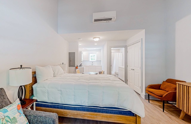 Town of Rehoboth Beach retreat with full kitchen, washer/dryer, fast WiFi, & AC