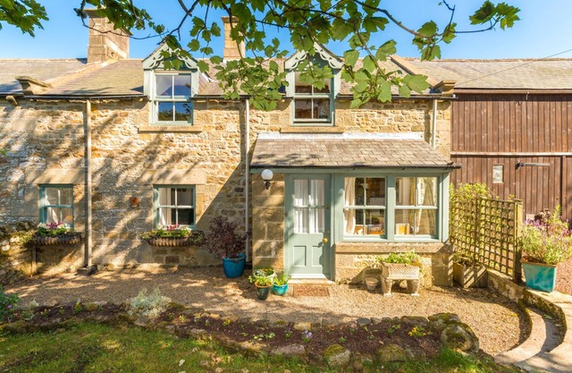 TOWNFOOT COTTAGE, pet friendly, character holiday cottage in Elsdon