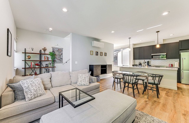 Townhome ~ 10 Mi to Downtown Seattle: Deck & Patio