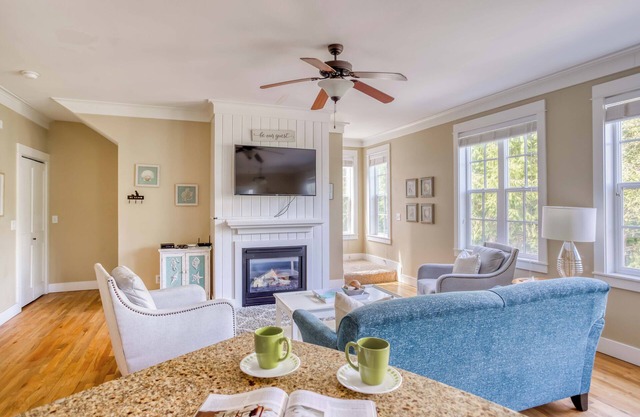 Townhome Atop Café Boasts Luxurious Amenities, Spacious Sky-High Primary Suite!