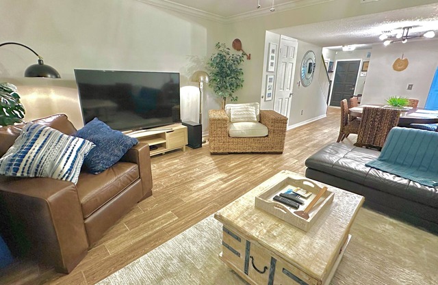 Townhome w Big Balcony-College Park, WP, Downtown - Perfect for Work Travelers