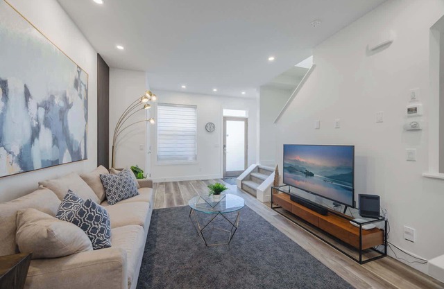 Townhome w/Free Parking, King Bed & Pet Friendly