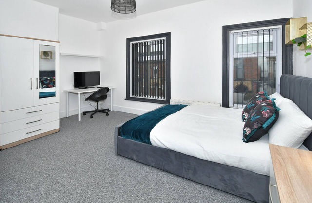 Townhouse @ 202 Walthall St Crewe -Studio Room