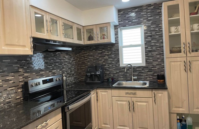 TOWNHOUSE*5BR*2BATH*2 FLOORS, FREE PARK*BBQ