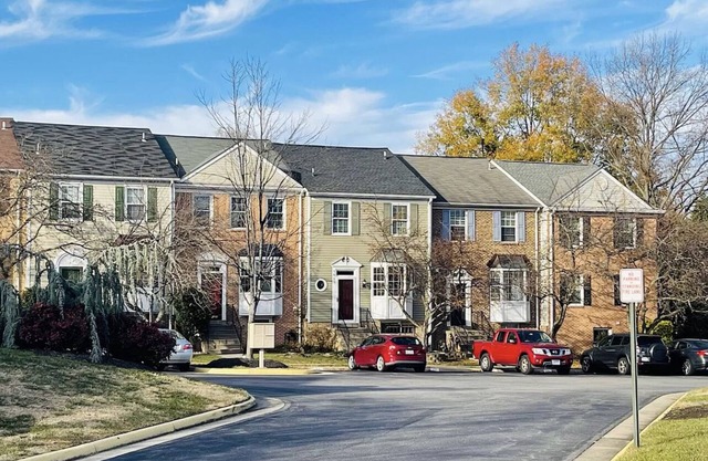 Townhouse in a beautiful setting near DC.Less than 5 mins to VRE train and hwy