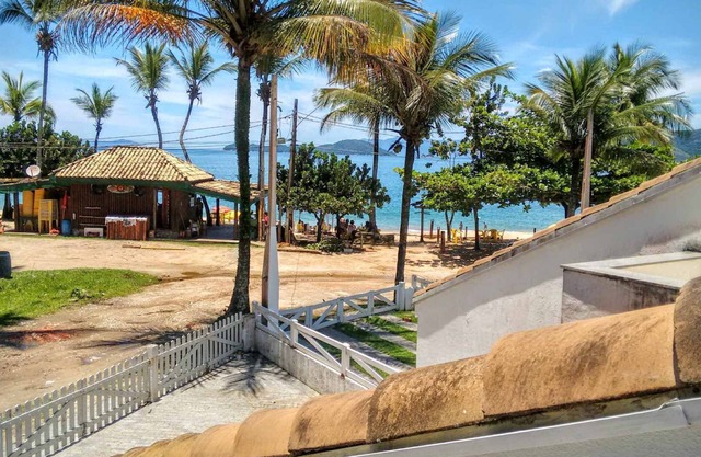 Townhouse in front of the sea in Lázaro - Sununga Beach. Ubatuba