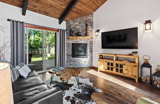 Townhouse in Private Lakeside Community