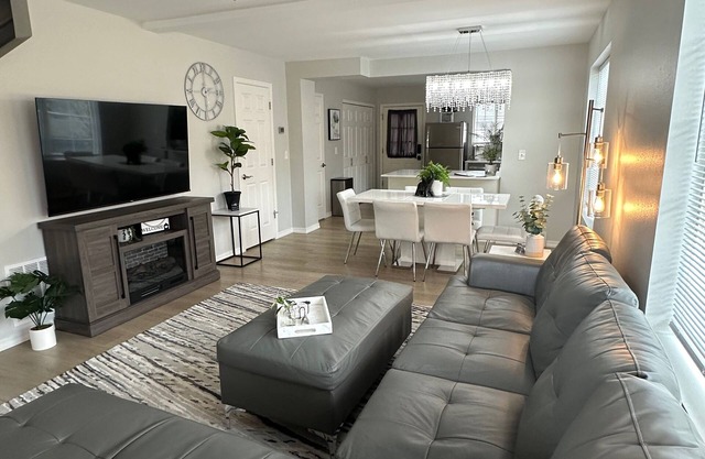 Townhouse on Strand.Centrally located with all new furnishings and Central AC