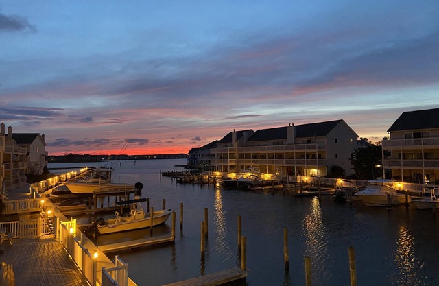 Townhouse on the Bay! Sleeps 8 w/boat dock and accsess to Indian River Inlet