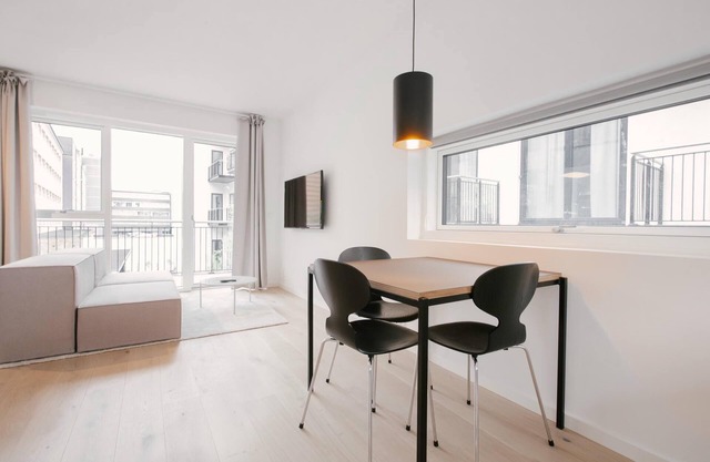 Townhouse studio w/large private balcony
