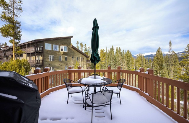 Townhouse w/hot tub & mountain views