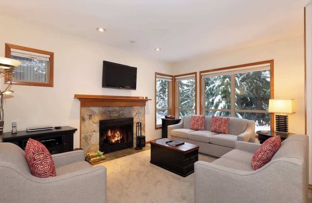 Townhouse w Hot Tub, Village Shuttle, Parking, BBQ