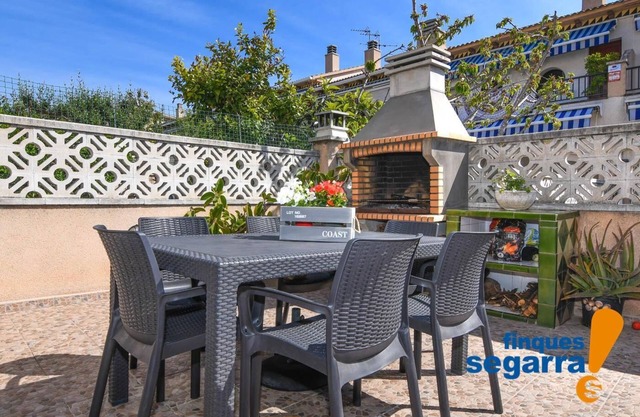 Townhouse with barbecue and communal area with pool