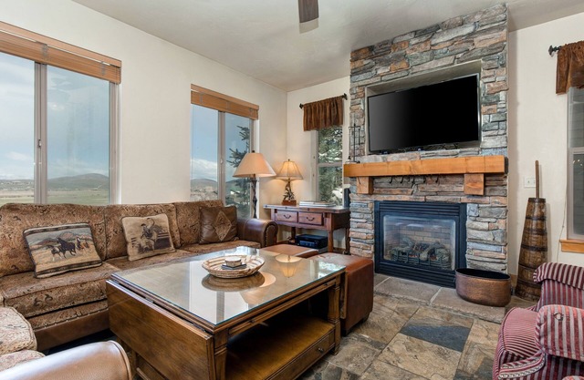 Townhouse with Hot Tub, Shared Pool, & Access to Bear Hollow Clubhouse