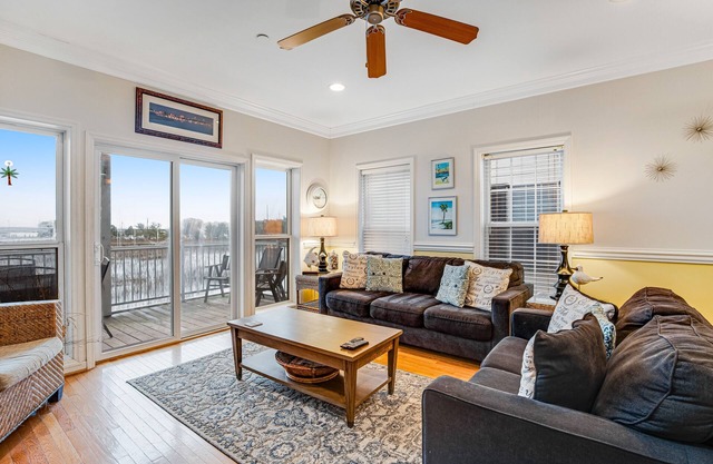 Townhouse with marsh & river views - access to crabbing dock & pool