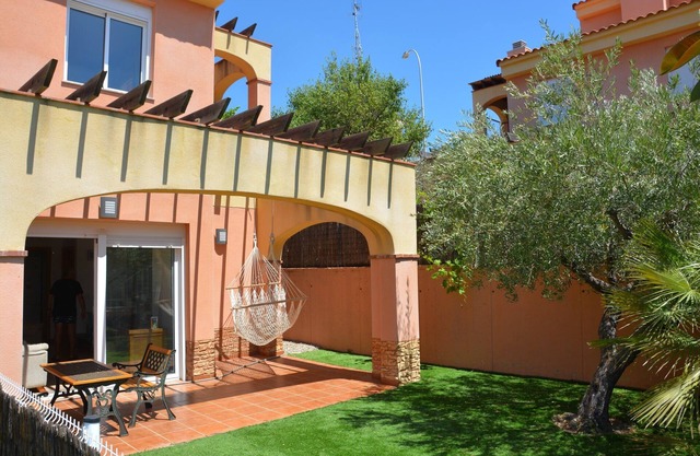 Townhouse with private garden and communal pool in Casalot, Miami Playa