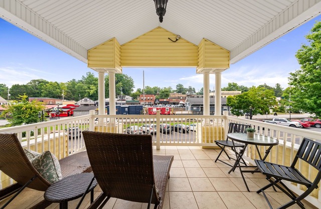 *Trackside* Penthouse | Downtown | Southern Charm