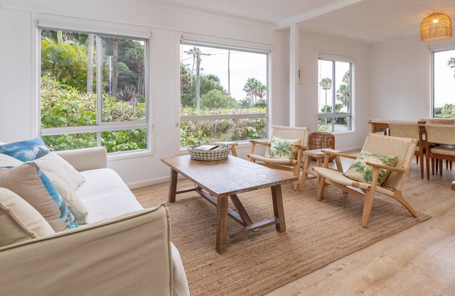 Trade Winds - Enjoy the stunning views off Elizabeth Beach