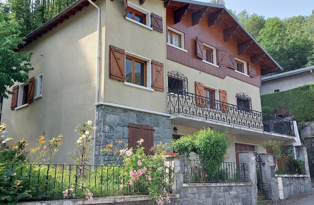 Traditional chalet dating from the 70s, fully renovated, sleeps up to 15 people