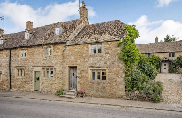 Traditional Cotswold stone cottage sleeps 7 guests in 3 bedrooms - Little Mullions
