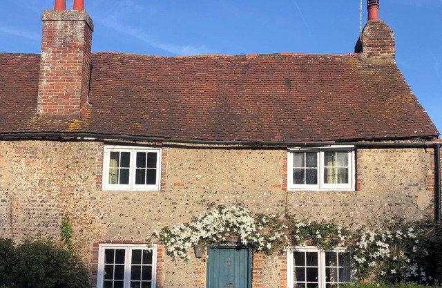 Traditional cottage retreat in Cuckmere Valley with large garden