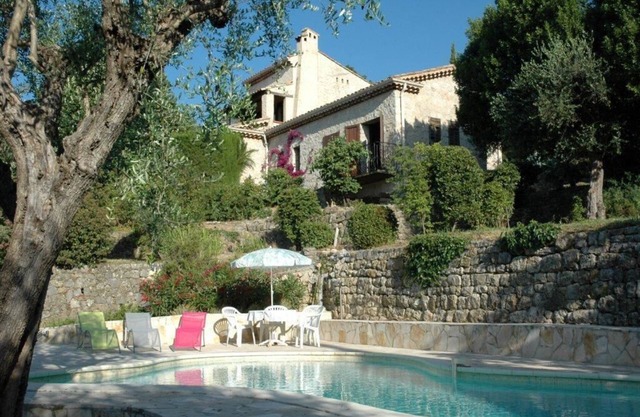Traditional Provençal farmhouse w/pool, 5000-m2 garden, absolute calm, view