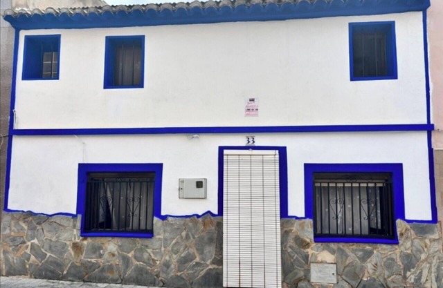 TRADITIONAL SPANISH TOWN HOUSE INLAND SAX ALICANTE. SLEEPS 6 BED WIFI