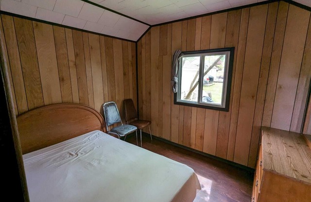 Traditional Tiny Wood Cottage #10 Camping style Cottages 5 minutes to the beach!