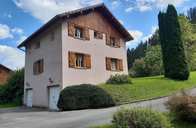 Traditional villa (3*), sleeps 12, all comforts, in GERARDMER, large garden