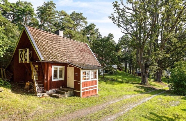 Traditionell Svensk Stuga på Sjötomt - med Roddbåt