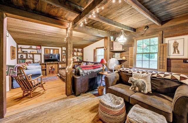 Trail Access & Tranquil Setting: Franklin Retreat!